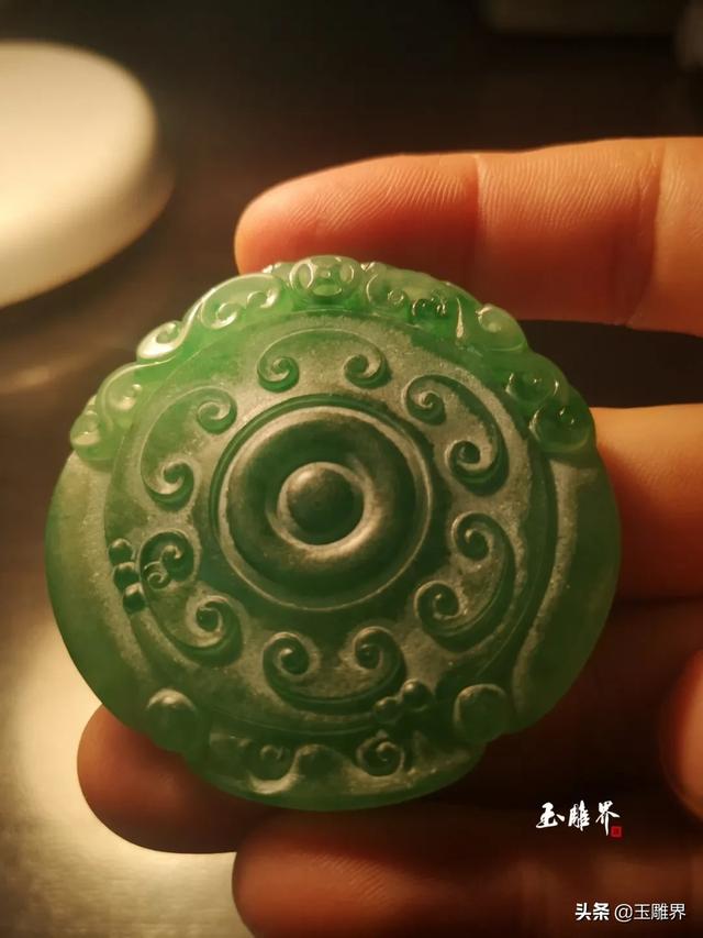 高端翡翠手镯巧雕图片翡翠手镯心雕刻图片-第5张图片-翡翠网 高端翡翠手镯巧雕图片翡翠手镯心雕刻图片-第5张图片-翡翠网