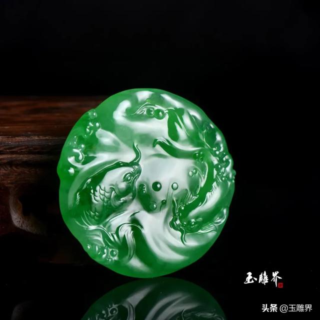 高端翡翠手镯巧雕图片翡翠手镯心雕刻图片-第6张图片-翡翠网 高端翡翠手镯巧雕图片翡翠手镯心雕刻图片-第6张图片-翡翠网