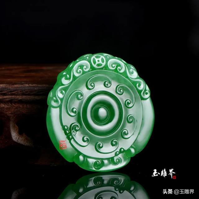 高端翡翠手镯巧雕图片翡翠手镯心雕刻图片-第9张图片-翡翠网 高端翡翠手镯巧雕图片翡翠手镯心雕刻图片-第9张图片-翡翠网