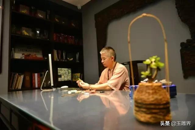 高端翡翠手镯巧雕图片翡翠手镯心雕刻图片-第10张图片-翡翠网 高端翡翠手镯巧雕图片翡翠手镯心雕刻图片-第10张图片-翡翠网