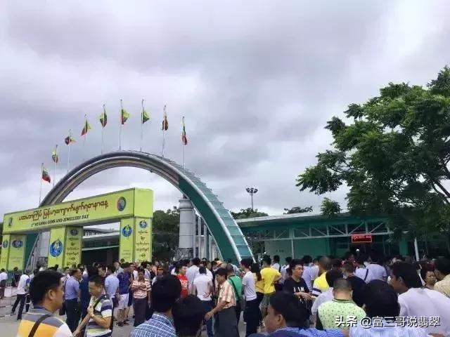 翡翠原石上的绿点,玉石原石上的小绿点-第9张图片-翡翠网 翡翠原石上的绿点,玉石原石上的小绿点-第9张图片-翡翠网