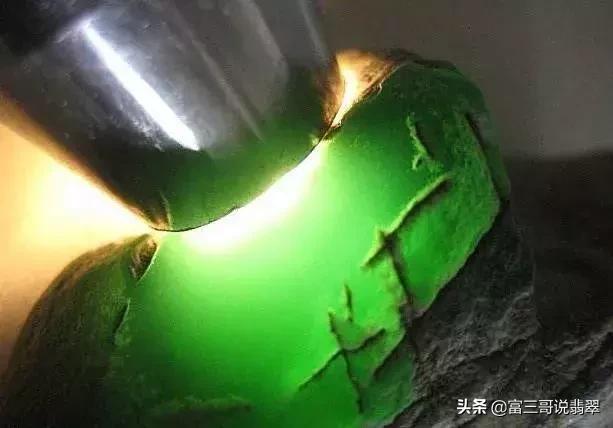 翡翠原石上的绿点,玉石原石上的小绿点-第10张图片-翡翠网