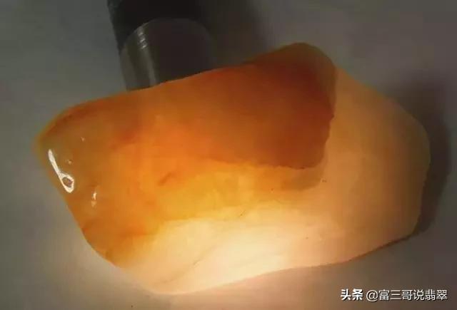 翡翠原石上的绿点,玉石原石上的小绿点-第22张图片-翡翠网 翡翠原石上的绿点,玉石原石上的小绿点-第22张图片-翡翠网