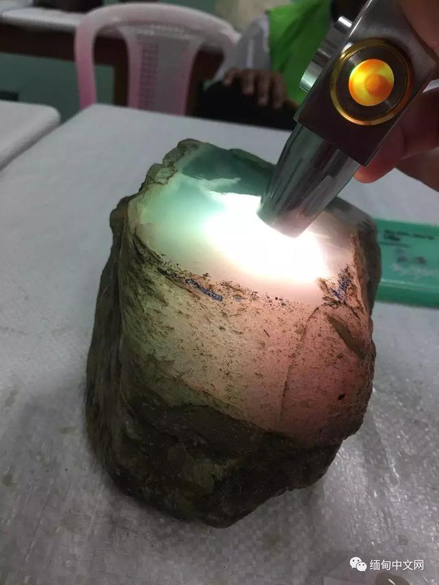 缅甸翡翠原石图片缅甸翡翠原石矿区的十大名坑-第6张图片-翡翠网 缅甸翡翠原石图片缅甸翡翠原石矿区的十大名坑-第6张图片-翡翠网