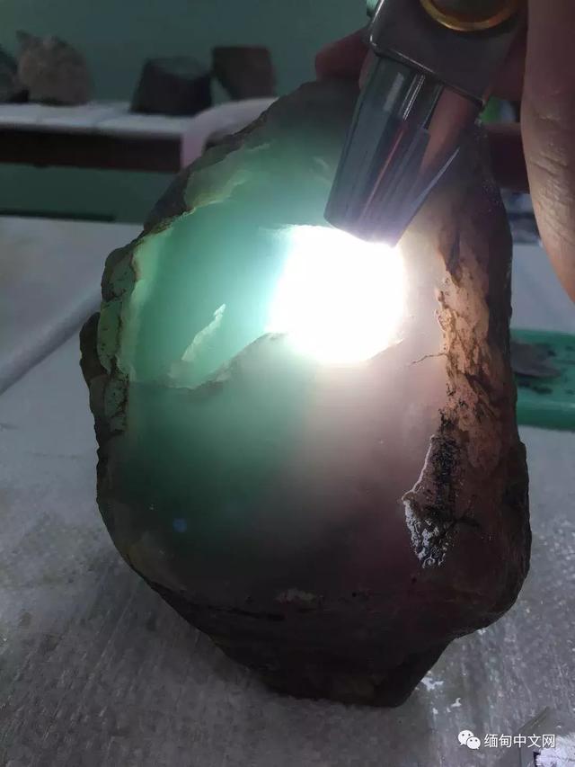 缅甸翡翠原石图片缅甸翡翠原石矿区的十大名坑-第7张图片-翡翠网 缅甸翡翠原石图片缅甸翡翠原石矿区的十大名坑-第7张图片-翡翠网