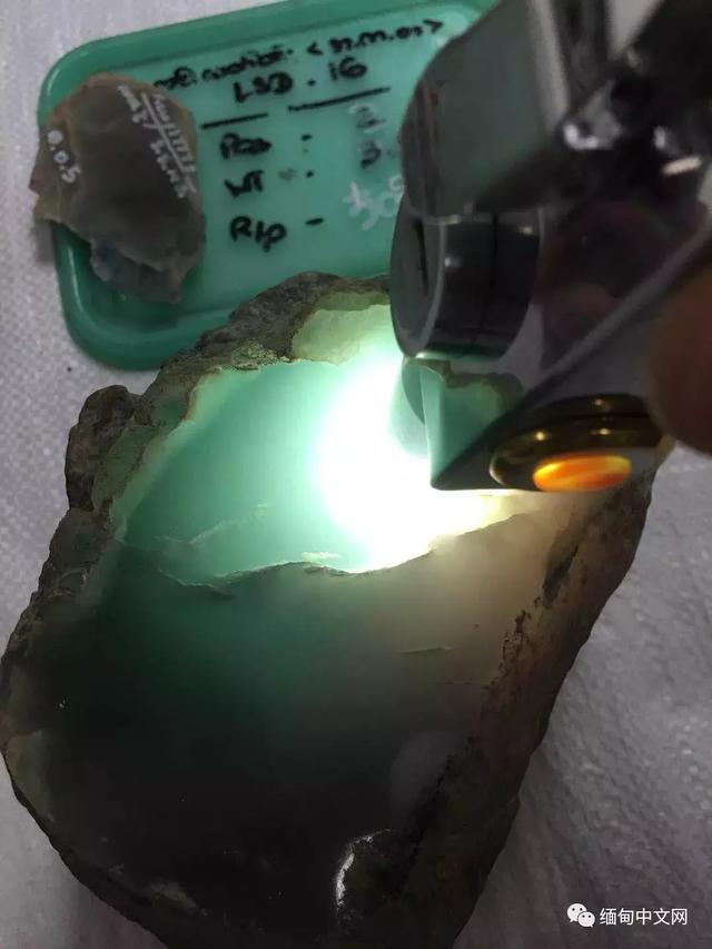 缅甸翡翠原石图片缅甸翡翠原石矿区的十大名坑-第8张图片-翡翠网 缅甸翡翠原石图片缅甸翡翠原石矿区的十大名坑-第8张图片-翡翠网