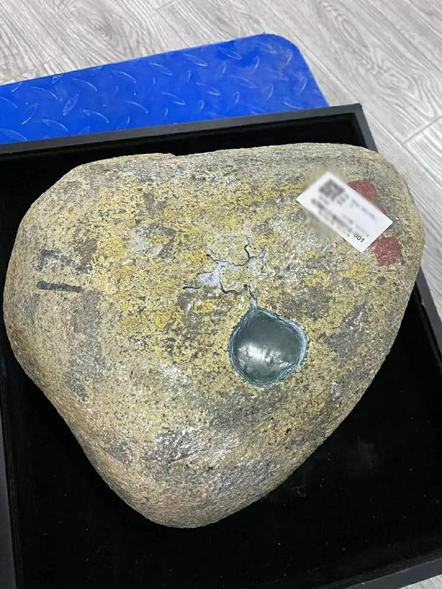 石英岩玉和翡翠原石的区别石英岩玉价格-第3张图片-翡翠网