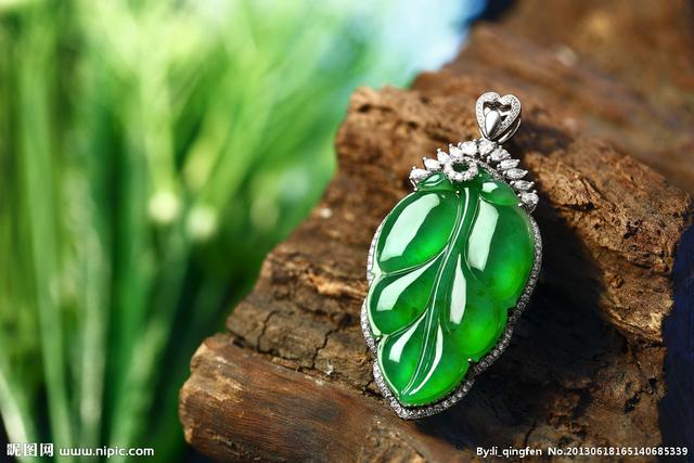 清代飘花翡翠翎管价格,清代仿老翡翠翎管的特点-第3张图片-翡翠网 清代飘花翡翠翎管价格,清代仿老翡翠翎管的特点-第3张图片-翡翠网