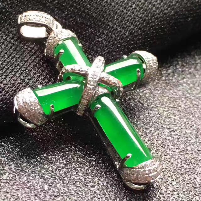 清代飘花翡翠翎管价格,清代仿老翡翠翎管的特点-第7张图片-翡翠网 清代飘花翡翠翎管价格,清代仿老翡翠翎管的特点-第7张图片-翡翠网