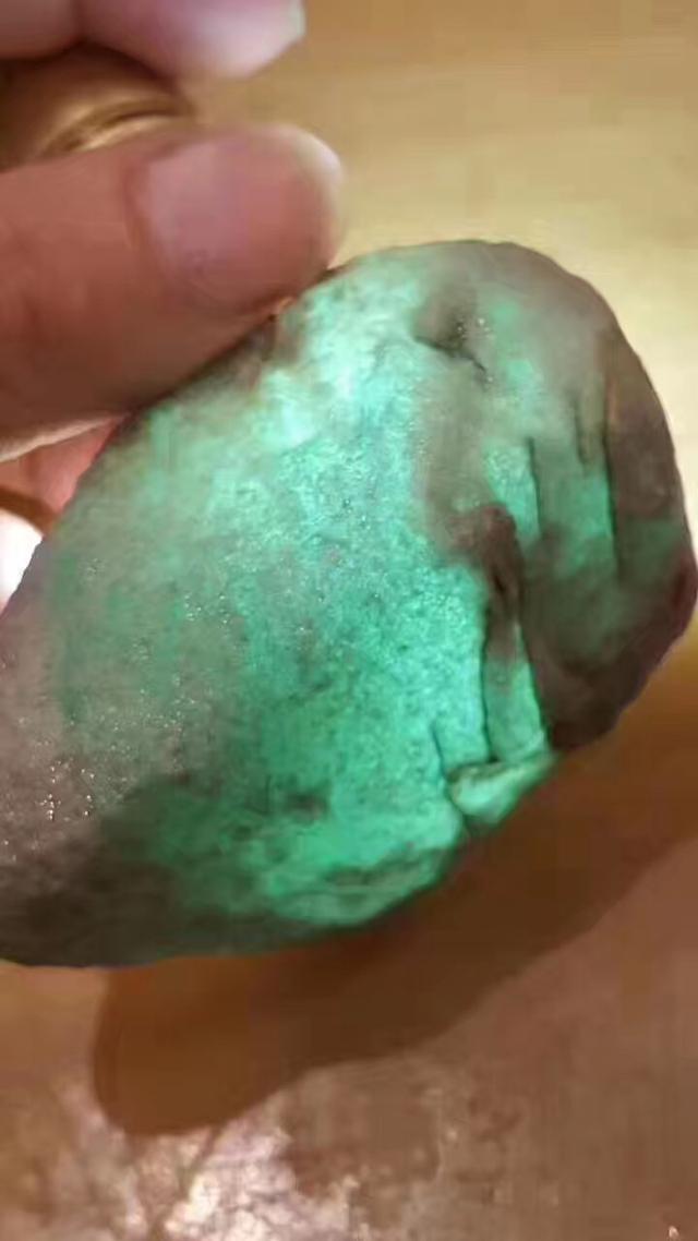 清代飘花翡翠翎管价格,清代仿老翡翠翎管的特点-第8张图片-翡翠网 清代飘花翡翠翎管价格,清代仿老翡翠翎管的特点-第8张图片-翡翠网