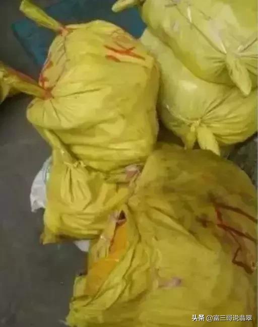 翡翠原石黑石头图片翡翠早市原石图片-第3张图片-翡翠网 翡翠原石黑石头图片翡翠早市原石图片-第3张图片-翡翠网