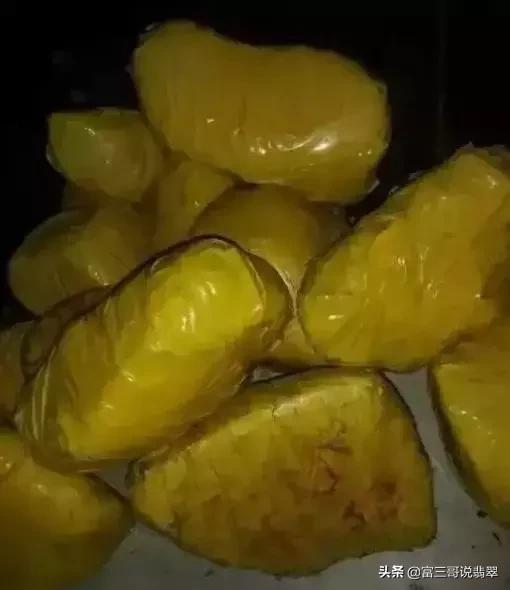 翡翠原石黑石头图片翡翠早市原石图片-第5张图片-翡翠网 翡翠原石黑石头图片翡翠早市原石图片-第5张图片-翡翠网