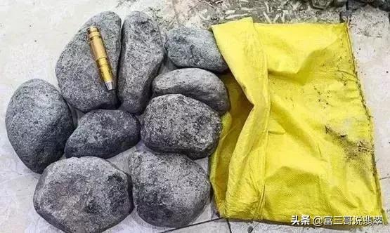 翡翠原石黑石头图片翡翠早市原石图片-第6张图片-翡翠网 翡翠原石黑石头图片翡翠早市原石图片-第6张图片-翡翠网