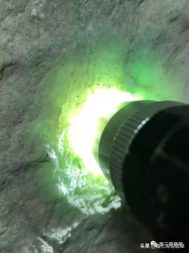 翡翠原石黑石头图片翡翠早市原石图片-第7张图片-翡翠网 翡翠原石黑石头图片翡翠早市原石图片-第7张图片-翡翠网