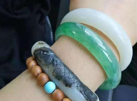 翡翠手镯冬天可以戴吗,真玉和假玉在灯光下有啥区别-第2张图片-翡翠网