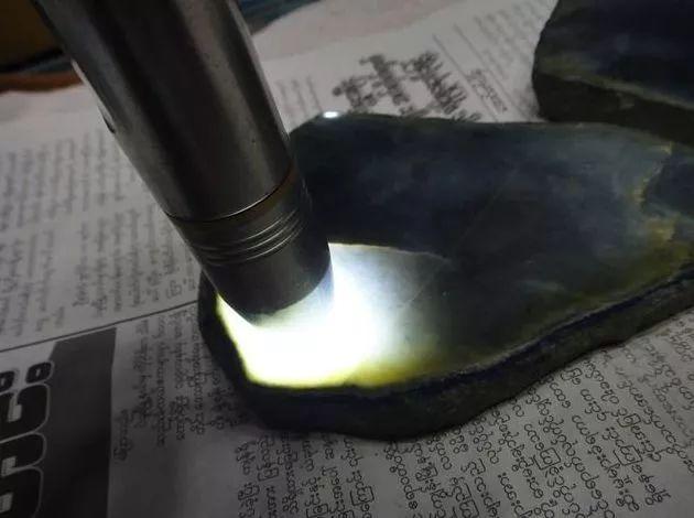 乌鸡翡翠手镯芯乌鸡种翡翠好吗-第3张图片-翡翠网 乌鸡翡翠手镯芯乌鸡种翡翠好吗-第3张图片-翡翠网