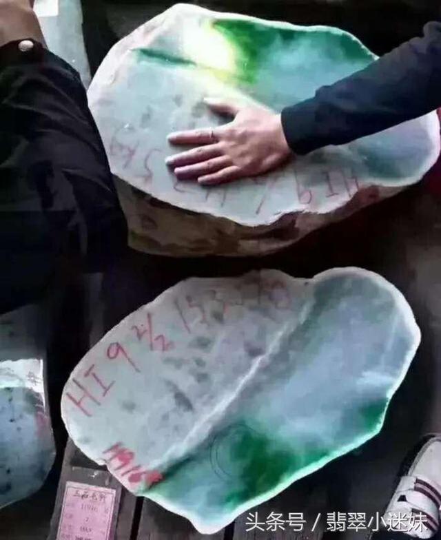 白皮木那翡翠原石的特点翡翠原石木那现场-第1张图片-翡翠网 白皮木那翡翠原石的特点翡翠原石木那现场-第1张图片-翡翠网