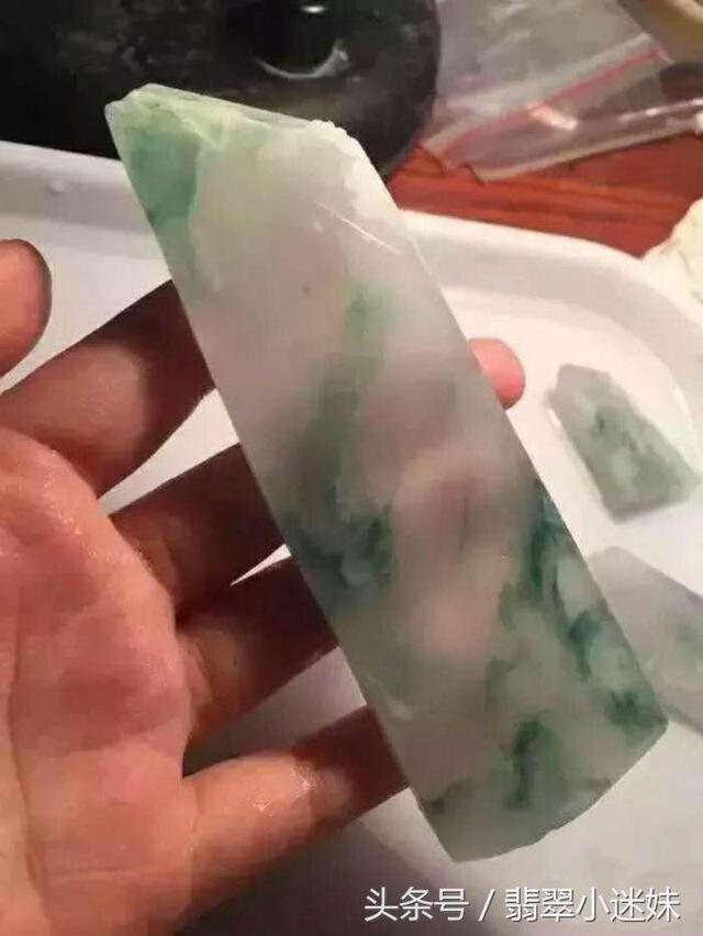 白皮木那翡翠原石的特点翡翠原石木那现场-第4张图片-翡翠网 白皮木那翡翠原石的特点翡翠原石木那现场-第4张图片-翡翠网