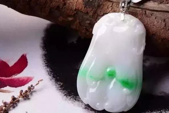 翡翠青白玉手镯价格的简单介绍-第5张图片-翡翠网 翡翠青白玉手镯价格的简单介绍-第5张图片-翡翠网