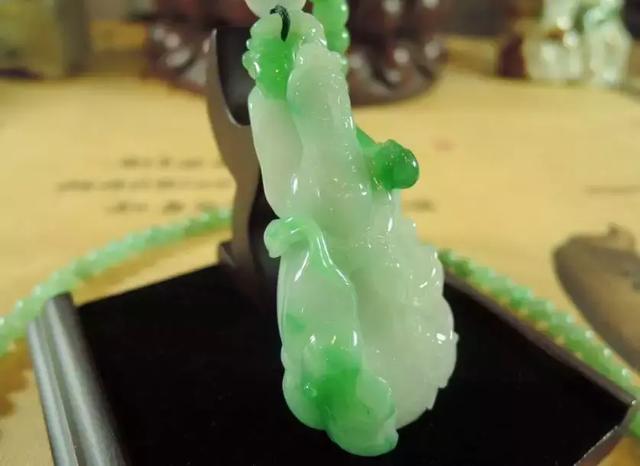 翡翠青白玉手镯价格的简单介绍-第10张图片-翡翠网 翡翠青白玉手镯价格的简单介绍-第10张图片-翡翠网