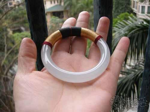 翡翠手镯图片,翡翠手镯不好看了怎么办-第11张图片-翡翠网 翡翠手镯图片,翡翠手镯不好看了怎么办-第11张图片-翡翠网