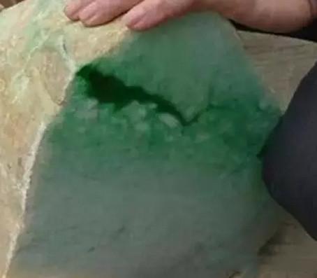 细豆绿翡翠手镯价格,翡翠豆种手串价格-第4张图片-翡翠网 细豆绿翡翠手镯价格,翡翠豆种手串价格-第4张图片-翡翠网