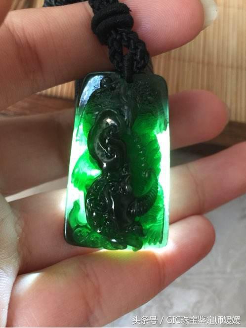 翡翠手镯里有很深的墨绿色,翡翠手镯在强光下有一块深色-第5张图片-翡翠网 翡翠手镯里有很深的墨绿色,翡翠手镯在强光下有一块深色-第5张图片-翡翠网