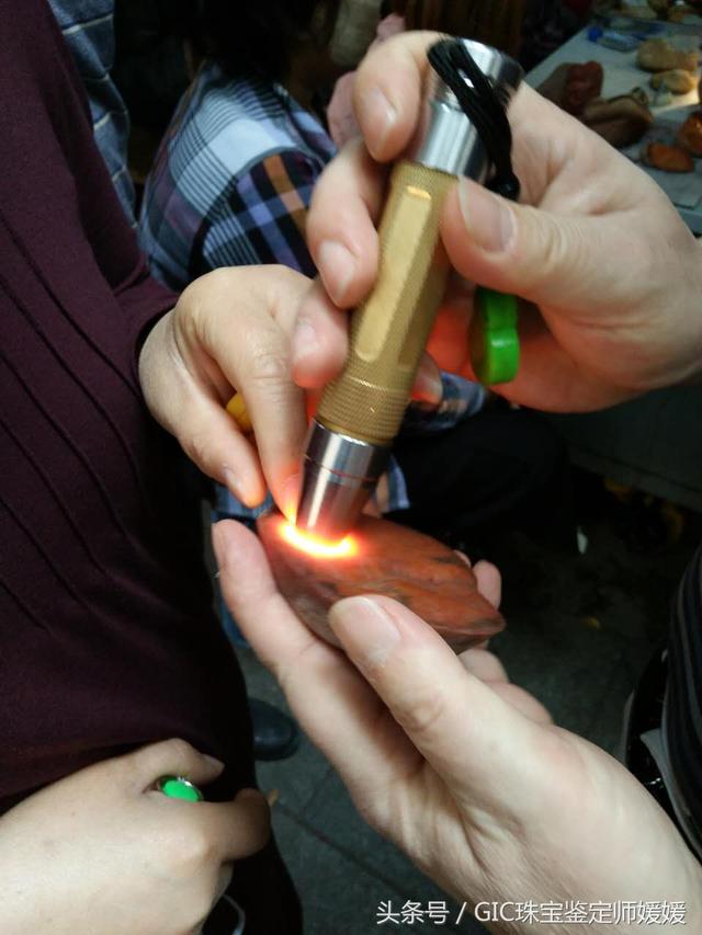 翡翠手镯里有很深的墨绿色,翡翠手镯在强光下有一块深色-第6张图片-翡翠网 翡翠手镯里有很深的墨绿色,翡翠手镯在强光下有一块深色-第6张图片-翡翠网