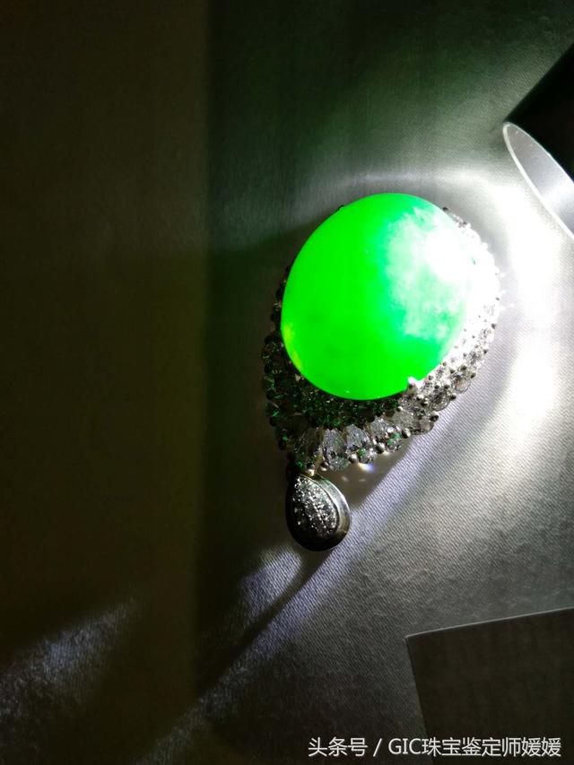 翡翠手镯里有很深的墨绿色,翡翠手镯在强光下有一块深色-第7张图片-翡翠网