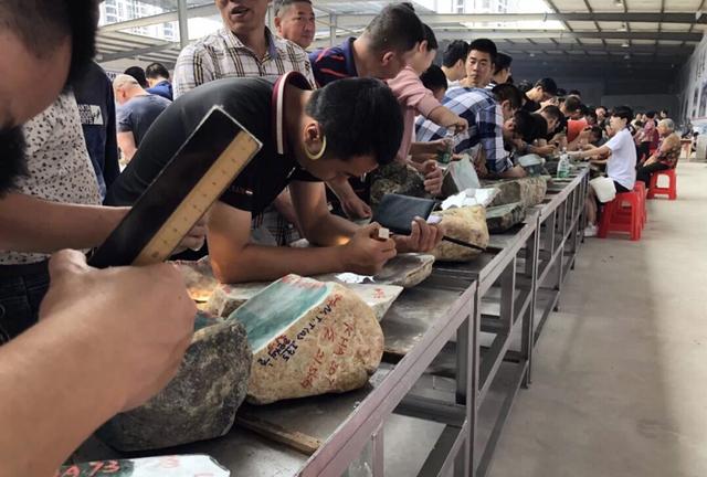 揭阳翡翠原石市场交易时间翡翠原石的价位-第1张图片-翡翠网