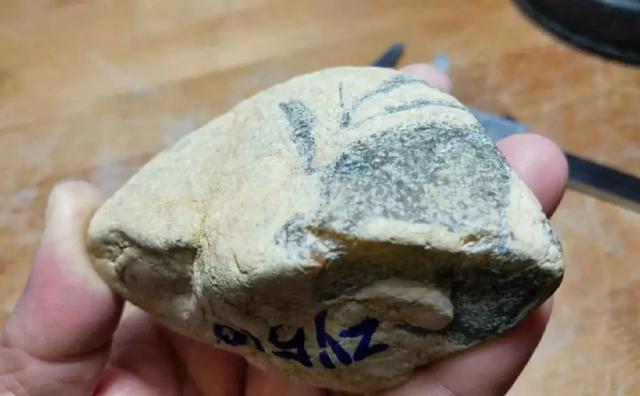 翡翠原石上蜡多少钱一克一吨翡翠原石多少钱-第1张图片-翡翠网