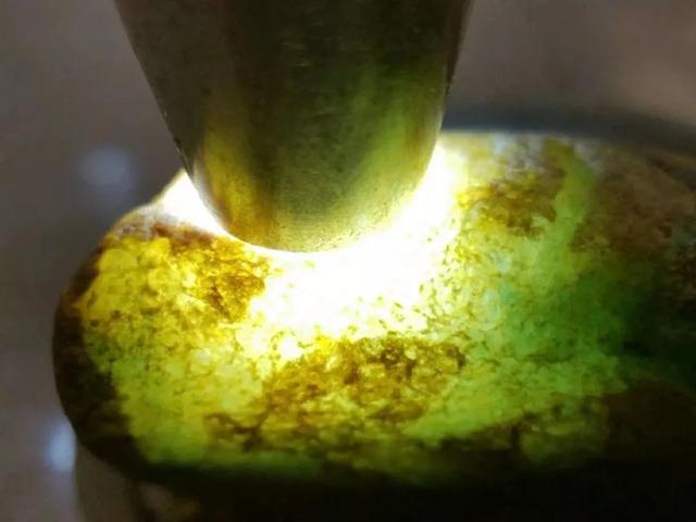 翡翠原石上蜡多少钱一克一吨翡翠原石多少钱-第4张图片-翡翠网