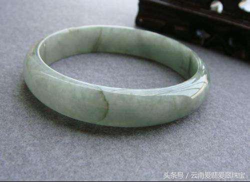 翡翠手镯上有一个裂纹,翡翠手镯上有黄翡丝-第3张图片-翡翠网 翡翠手镯上有一个裂纹,翡翠手镯上有黄翡丝-第3张图片-翡翠网