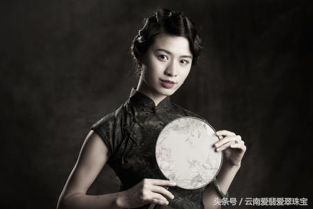 翡翠手镯上有一个裂纹,翡翠手镯上有黄翡丝-第6张图片-翡翠网 翡翠手镯上有一个裂纹,翡翠手镯上有黄翡丝-第6张图片-翡翠网