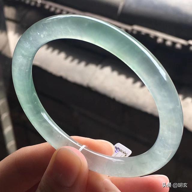 玉手镯怎么鉴定,老种翡翠手镯a货-第11张图片-翡翠网 玉手镯怎么鉴定,老种翡翠手镯a货-第11张图片-翡翠网