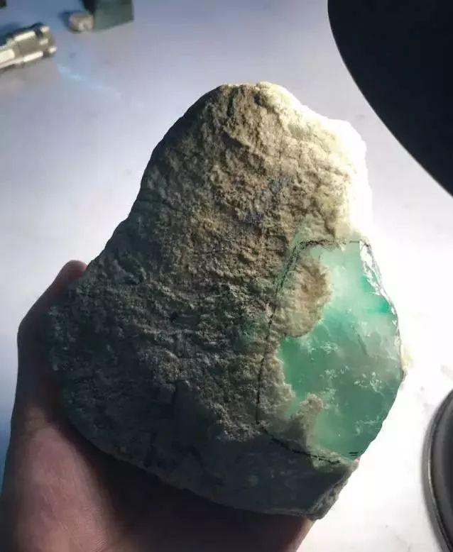 莫西沙玻璃种原石,莫西沙冰蓝翡翠原石视频-第1张图片-翡翠网