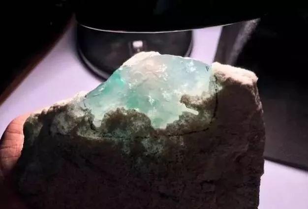 莫西沙玻璃种原石,莫西沙冰蓝翡翠原石视频-第2张图片-翡翠网