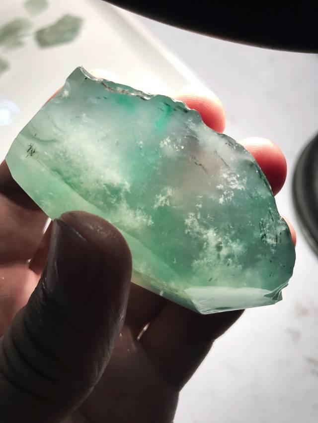 莫西沙玻璃种原石,莫西沙冰蓝翡翠原石视频-第4张图片-翡翠网