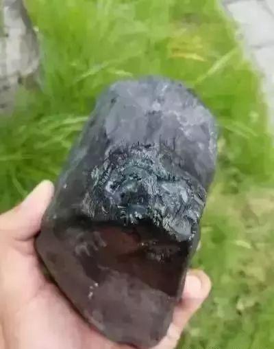 莫西沙玻璃种原石,莫西沙冰蓝翡翠原石视频-第28张图片-翡翠网