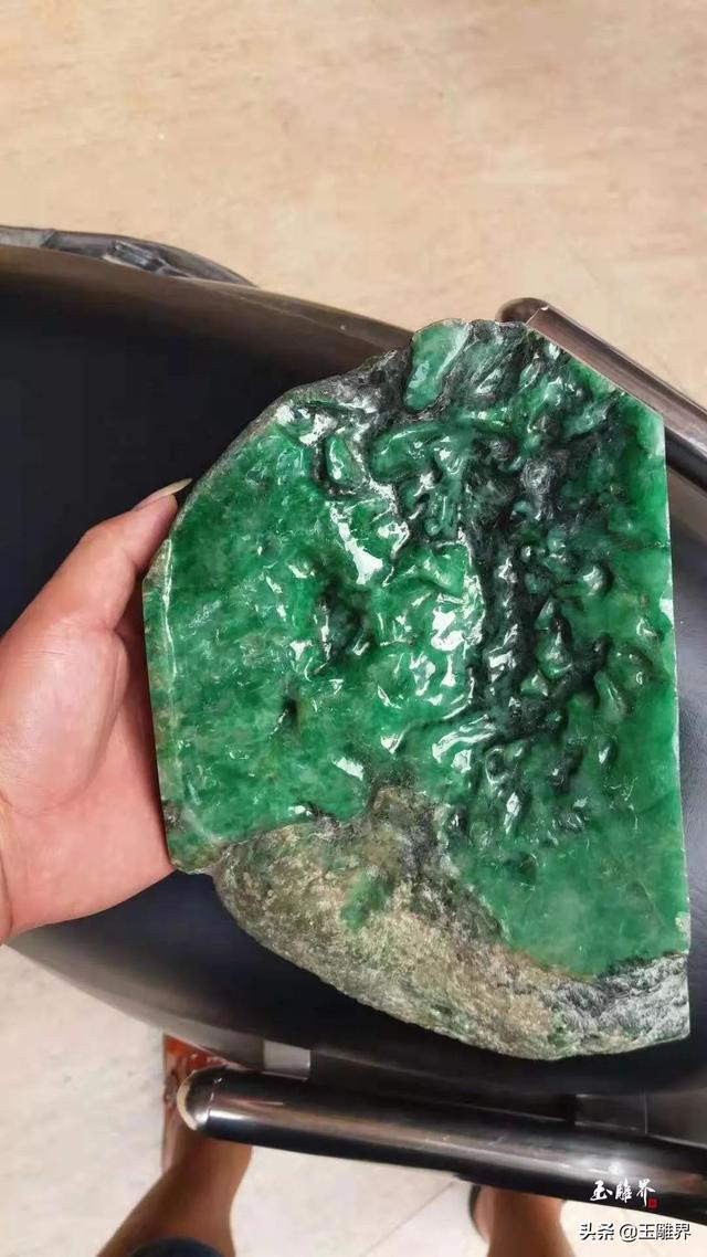 绿绿翡翠原石,山西帝王绿翡翠的原石-第2张图片-翡翠网
