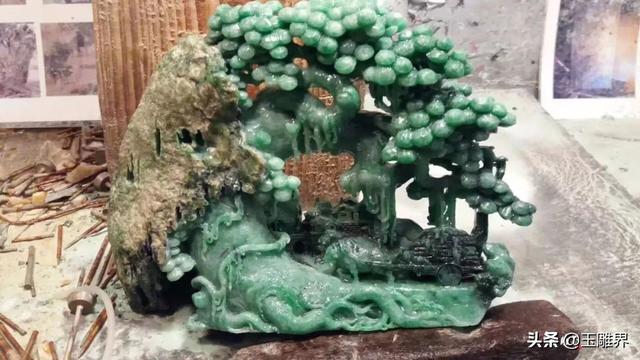 绿绿翡翠原石,山西帝王绿翡翠的原石-第3张图片-翡翠网