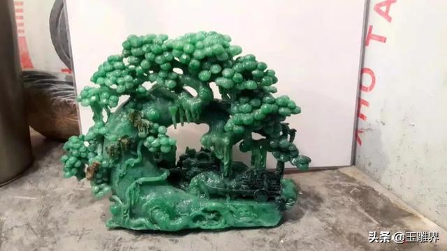 绿绿翡翠原石,山西帝王绿翡翠的原石-第4张图片-翡翠网