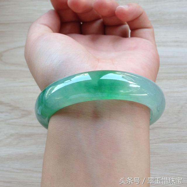 2万的翡翠手镯漂亮灵动飘花翡翠手镯-第9张图片-翡翠网
