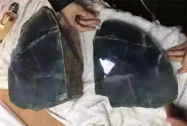 200万翡翠原石切出80多条冰种手镯翡翠冰种辨别-第1张图片-翡翠网