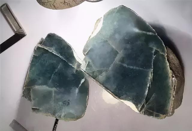 200万翡翠原石切出80多条冰种手镯翡翠冰种辨别-第2张图片-翡翠网 200万翡翠原石切出80多条冰种手镯翡翠冰种辨别-第2张图片-翡翠网