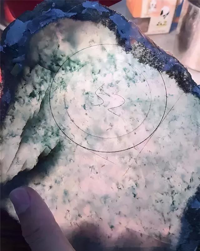 200万翡翠原石切出80多条冰种手镯翡翠冰种辨别-第6张图片-翡翠网 200万翡翠原石切出80多条冰种手镯翡翠冰种辨别-第6张图片-翡翠网