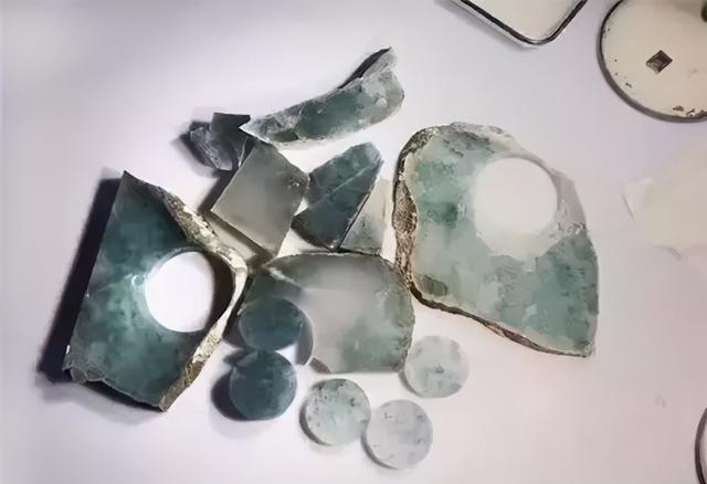 200万翡翠原石切出80多条冰种手镯翡翠冰种辨别-第8张图片-翡翠网 200万翡翠原石切出80多条冰种手镯翡翠冰种辨别-第8张图片-翡翠网