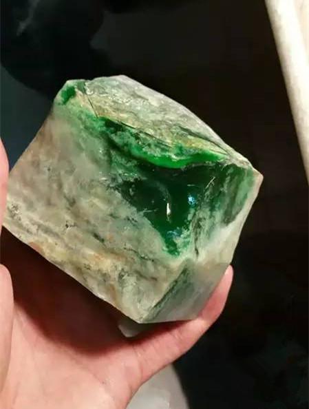 翡翠原石的价位,百万翡翠原石切开一片绿油油-第1张图片-翡翠网