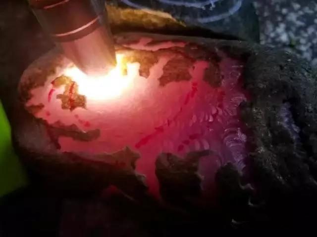 翡翠原石的价位,百万翡翠原石切开一片绿油油-第8张图片-翡翠网