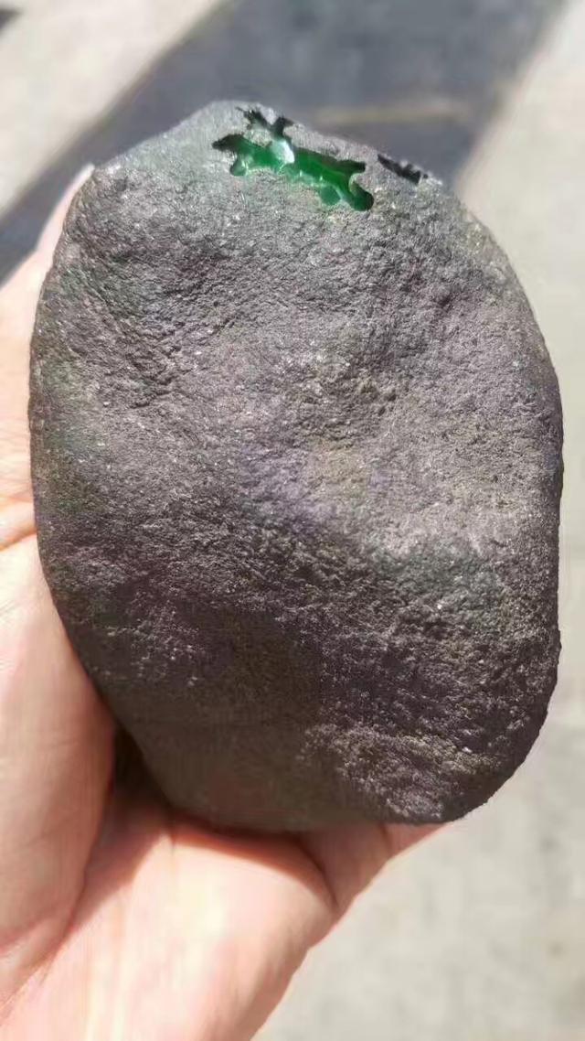 翡翠原石的价位,百万翡翠原石切开一片绿油油-第9张图片-翡翠网